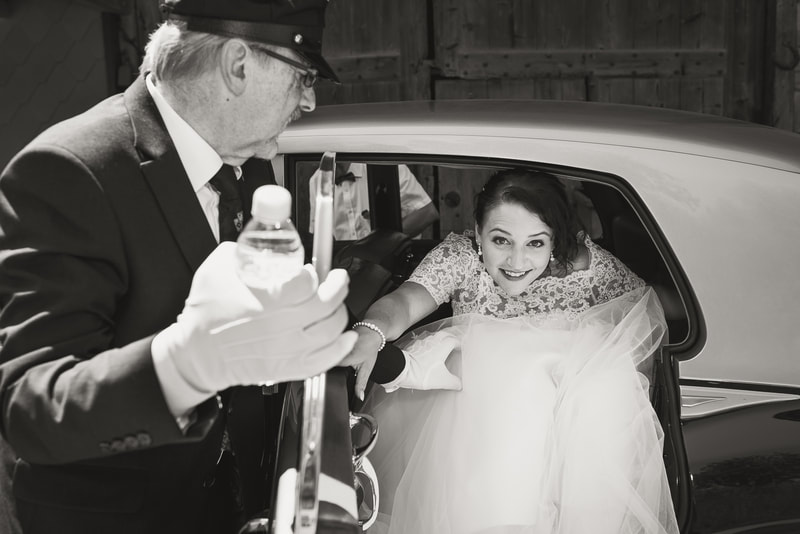 Braut steigt aus Auto