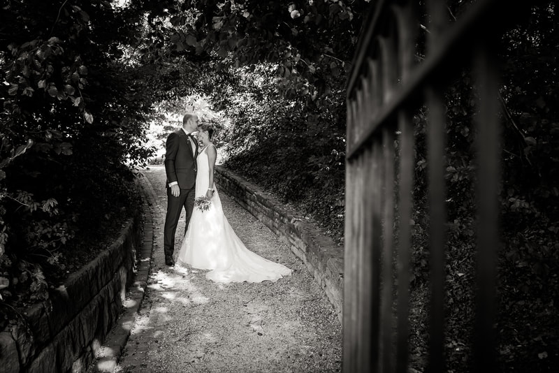 Brautpaar beim Tor