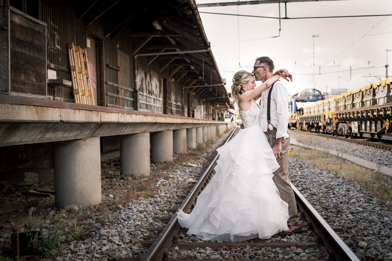 Brautpaar auf Eisenbahngeleise Steffisburg